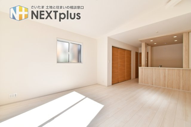 上尾市原市全1棟　1号棟の居間・リビング|17帖の広々LDKは、隣接する洋室の扉を開放すれば、さらなる大空間に様変わり。ライフスタイルの変化に合わせて使い方を変えられる、フレキシブルな設計が魅力です。家族の「今」と「未来」に寄り添います。