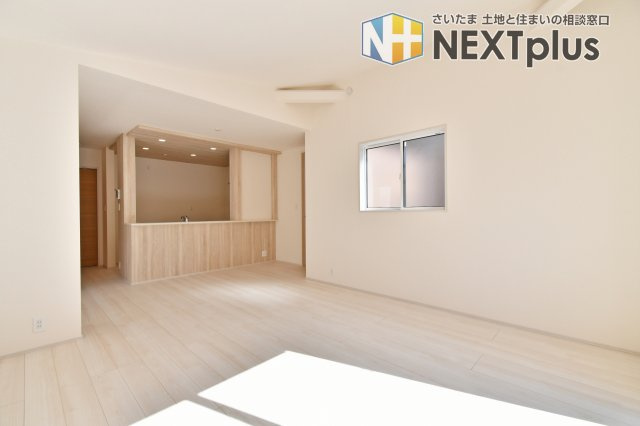 上尾市原市全1棟　1号棟の居間・リビング|リビング全体を一望できる対面キッチンを採用。料理をしながら家族と会話を楽しんだり、お子様の様子を見守ったりと、安心感に包まれます。木の質感が美しい、洗練されたデザインも日々の暮らしを彩ります。