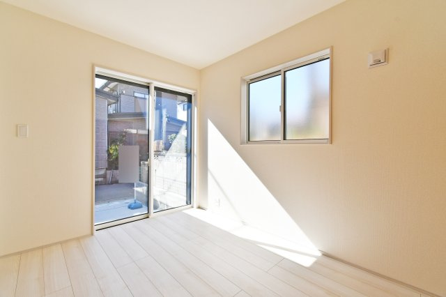 上尾市原市全1棟　1号棟の洋室|洋室①：コンパクトながら大型のクローゼットを完備。衣類や日用品をスッキリ収納できるため、お部屋を広く使えます。窓から光が差し込み、独立した個室としても、趣味の部屋や書斎として心地よく集中できます。