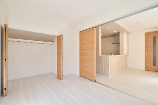 上尾市原市全1棟　1号棟の洋室|洋室①：LDKと隣接する4.8帖の洋室は、扉を開放すれば17帖のLDKと繋がり、約22帖の大空間として利用可能。ライフスタイルに合わせてリビングの延長やキッズスペースなど多目的に活用できる便利な空間。