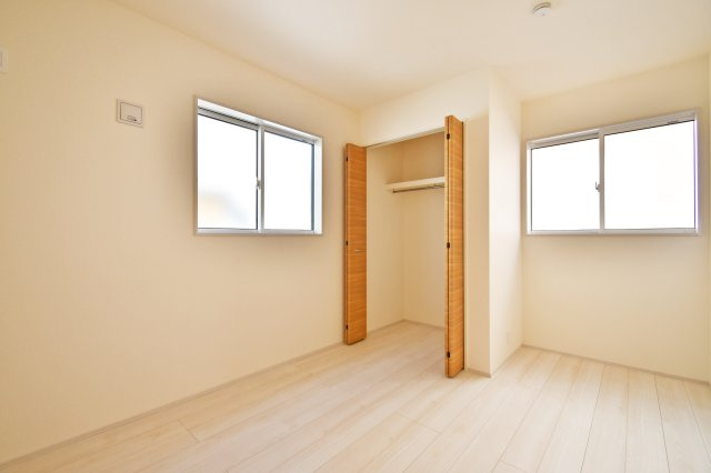 上尾市原市全1棟　1号棟の洋室|洋室②：コンパクトながら大型のクローゼットを完備。衣類や日用品をスッキリ収納できるため、お部屋を広く使えます。窓から光が差し込み、独立した個室としても、趣味の部屋や書斎として心地よく集中できます。