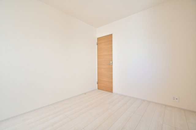 上尾市原市全1棟　1号棟の洋室|洋室②：LDKから離れた位置に配した、独立性の高い5.25帖の洋室。大型クローゼット完備で、寝室やテレワーク部屋としてもおすすめ。平屋の心地よさと、静かなプライベート時間を両立できる贅沢な間取り。