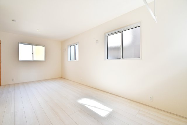 上尾市原市全1棟　1号棟の洋室|洋室③：平屋のゆとりを象徴する10.5帖の大空間。二面採光で明るく、主寝室として大型家具を置いても十分な広さがあります。段差のないバリアフリー設計で、将来まで長く快適に過ごせる安心の個室です。