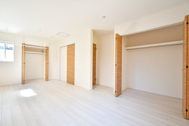 上尾市原市全1棟　1号棟の洋室|洋室③：家族の成長に合わせ、将来的に2部屋へ仕切ることが可能なフレキシブル設計を採用 。ドアとクローゼットを各2組あらかじめ設置しているため、最小限の工事で5.25帖の個室2部屋へ変更できます。