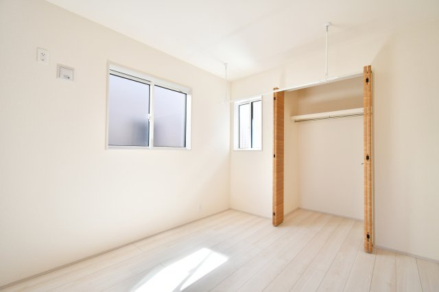 上尾市原市全1棟　1号棟の洋室|洋室③：2箇所に配置された大型クローゼットが、家族の荷物をスッキリと収めます。部屋を仕切った後も各個室に収納が確保されるため、プライバシーを守りながら、いつでも整理整頓された美しい空間を保てます。