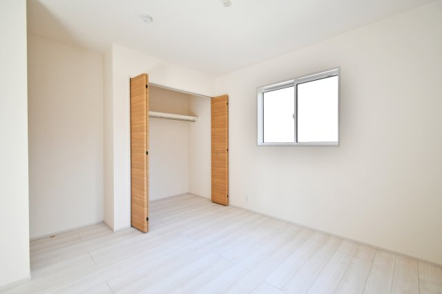 上尾市原市全1棟　1号棟の洋室|洋室③：お子様が小さいうちは大きなプレイルームとして、成長後は勉強部屋として分割。ライフステージに合わせて住まいを変化できる「可変性」は、長く住み続ける平屋だからこそ重要視したい賢い選択です。