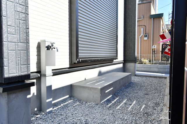 上尾市原市全1棟　1号棟の庭|車3台駐車可能な広大な敷地は、都市近郊ではレアな財産です。南向きの庭スペースは、リビングと繋がりBBQや家庭菜園も楽しめるプライベート空間。平屋ならではの地に足がついた豊かな暮らしを実現します。