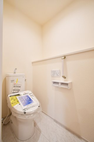 上尾市原市全1棟　1号棟のトイレ|平屋ではレアなトイレ2箇所設計。朝の混雑を防ぎ、生活リズムが違っても気兼ねなく過ごせます。手すりやカウンター付きで、将来まで長く安心して使い続けられる優しいバリアフリー設計です。