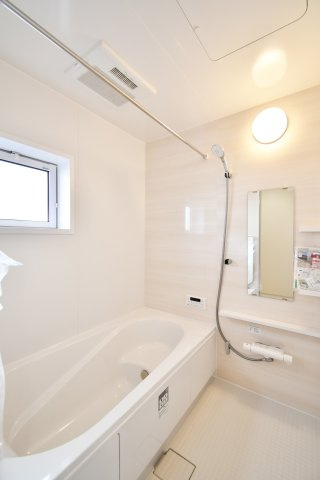 上尾市原市全1棟　1号棟の浴室|清潔感あふれる1坪以上の広々バスルーム。浴室換気乾燥機付きで、雨の日の洗濯も安心です。ゆったりとした浴槽が日々の疲れを癒やし、窓からの採光が開放的なバスタイムを演出します。
