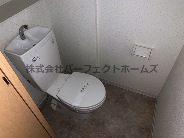 イーウエストのトイレ|落ち着いた色調のトイレです