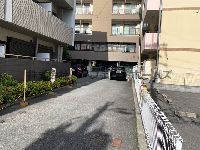 イーウエストの駐車場|カースペースがあります