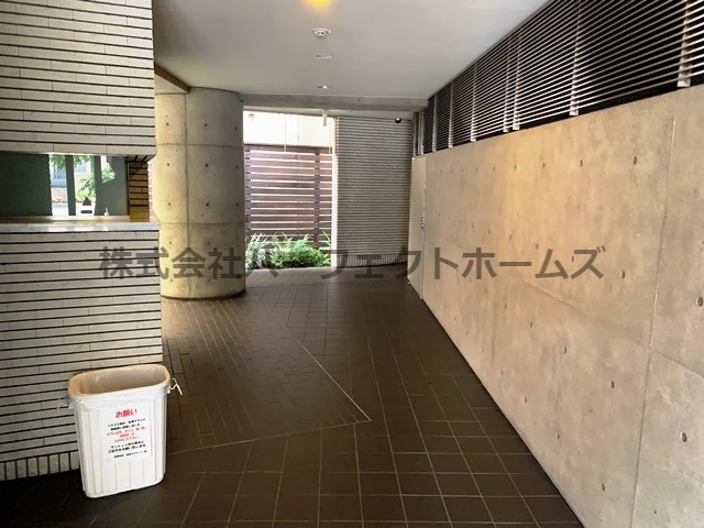 イーウエストのエントランス|落ち着いたエントランスです