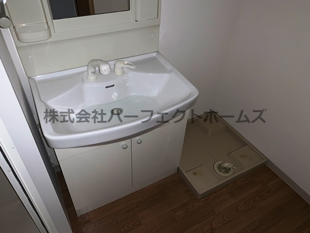 イーウエストの独立洗面台|独立洗面台、小物を置くことができて便利です