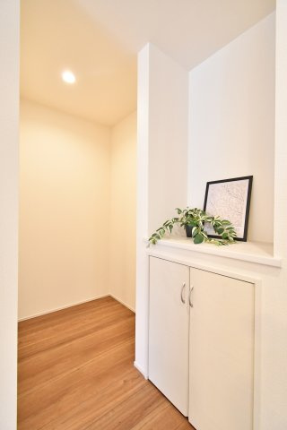 北足立郡伊奈町中央4丁目全2棟　2号棟のその他|パントリー：キッチン横に配置された「自由に使えるパントリー」
高さ調整可能な4段棚を備え、調理器具や食品をすっきり収納可能。扉付きで生活感を隠しつつ、家事動線をスムーズにする賢い設計が魅力。