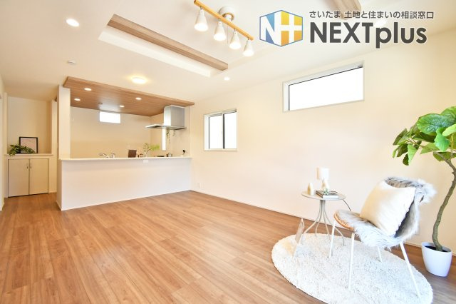 北足立郡伊奈町中央4丁目全2棟　2号棟の居間・リビング|天井高に変化をつけた折上天井が開放感を演出。キッチン横には、ストック品を賢く収めるパントリーを配置しました。出しっぱなしを無くし、常にスッキリとした空間を保てます。