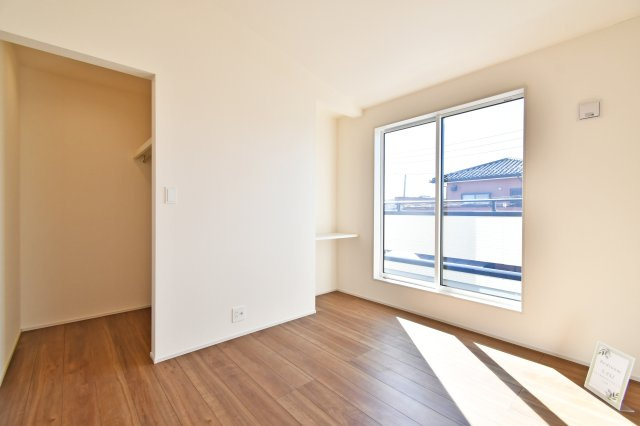 北足立郡伊奈町中央4丁目全2棟　2号棟の洋室|洋室①：明るい陽光が差し込む5.25帖の洋室。大容量のウォークインクローゼットを完備し、衣類や季節物も収納可能。お部屋を広く有効に使えるため、寝室や自分時間の充実を叶える心地よいプライベート空間です。