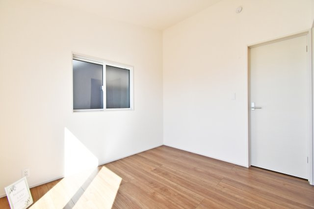 北足立郡伊奈町中央4丁目全2棟　2号棟の洋室|洋室①：壁面に設置されたカウンターデスクは、リモートワークや趣味の空間におすすめ。大容量のウォークインクローゼット完備で室内を広く使え、南向きの窓から注ぐ陽光が、心地よさを高める5.25帖の洋室。