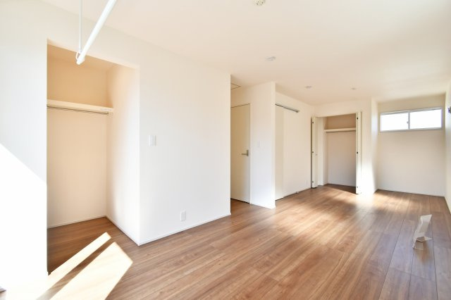 北足立郡伊奈町中央4丁目全2棟　2号棟の洋室|洋室②：11.25帖の大空間には衣類をたっぷり収納できるウォークインクローゼットを完備。将来は2部屋に仕切れるドア2箇所設計で、家族構成の変化に柔軟に対応。主寝室としても子供部屋としても。