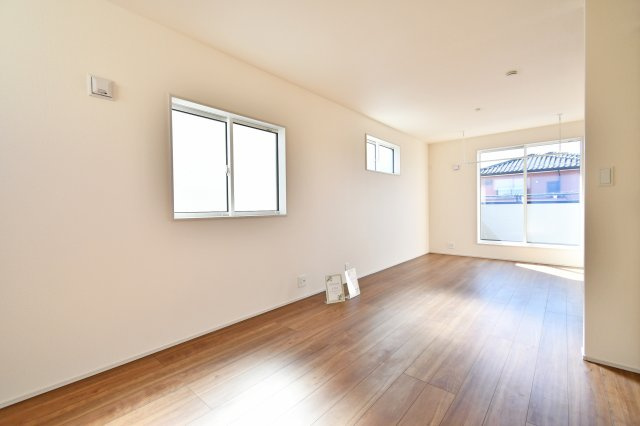 北足立郡伊奈町中央4丁目全2棟　2号棟の洋室|洋室②：南向きの大きな窓から豊かな陽光が広がる、明るく開放的な洋室。11.25帖のゆとりある広さはベッドや家具を配置しても余裕の空間。毎朝気持ちよく目覚められる、心地よいプライベート空間を叶えます。