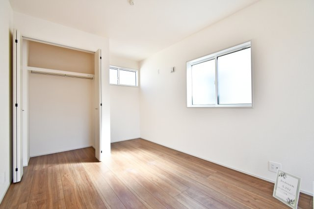 北足立郡伊奈町中央4丁目全2棟　2号棟の洋室|洋室②：開放感あふれる11.25帖の洋室は、将来の間仕切りで2部屋への変更も可能 。便利なクローゼット完備で、お部屋を広く使えます 。二面採光の明るい空間が、家族の成長を優しく包み込みます。