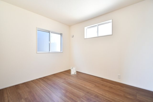 北足立郡伊奈町中央4丁目全2棟　2号棟の洋室|洋室③：2面に窓を配した、陽光が心地よく差し込む明るい洋室です。5.25帖のコンパクトな広さながら、優れた採光と通風が開放感を演出。毎日の目覚めを爽やかに彩る、居心地の良さを追求したお部屋です。