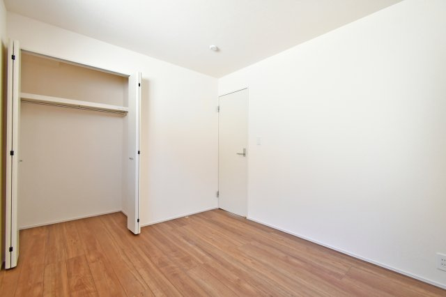 北足立郡伊奈町中央4丁目全2棟　2号棟の洋室|洋室③：5.25帖の洋室には、折れ戸式のクローゼットを完備。衣類をすっきりと収納できるため、家具の配置がしやすくお部屋を広く有効に活用いただけます。お子様部屋や書斎としても機能的なプライベート空間。