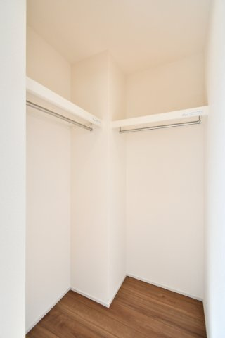 北足立郡伊奈町中央4丁目全2棟　2号棟の収納|ハンガーパイプと枕棚を備えた、収納力豊富なウォークインクローゼット。衣類を掛けたまま管理できるため、衣替えの手間も省けます。お部屋を常にすっきりと保ち、ゆとりある居住空間を実現する便利な設備です。