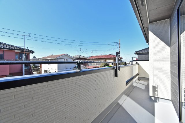 北足立郡伊奈町中央4丁目全2棟　2号棟のバルコニー|青空が広がる開放的なワイドバルコニー。南道路に面しており、陽当たり・通風共に良好で、洗濯物もカラッと乾きます。奥行きがあるため、ガーデニングやちょっとしたリフレッシュスペースとしても活躍する空間です。