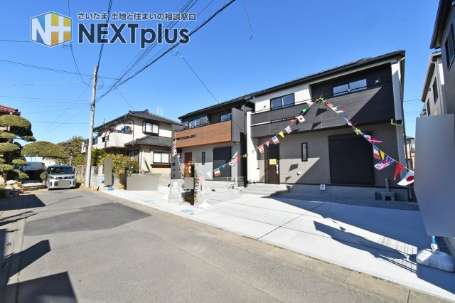 北足立郡伊奈町中央4丁目全2棟　2号棟の前面道路含む現地写真|南側約4.0mの公道に面し、陽当たり・通風共に良好な立地です 。並列2台分のカースペースを確保しており、前面道路は落ち着いた住環境のため、毎日の出し入れもスムーズに行えます 。