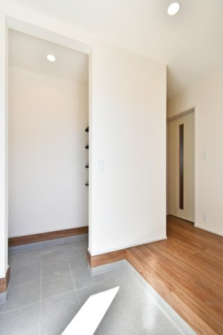 北足立郡伊奈町中央4丁目全2棟　2号棟の玄関|ベビーカーやアウトドア用品、雨具などを汚れを気にせず収納できる便利な土間収納。可動式の4段棚を備えており、家族のライフスタイルに合わせて高さを調整できます。玄関を常に美しく保てる、ゆとりある設計。