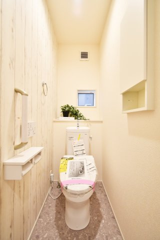 北足立郡伊奈町中央4丁目全2棟　2号棟のトイレ|清潔感のある白を基調としたトイレは、快適な温水洗浄便座を標準装備しています。小窓付きで換気もしやすく、常に爽やかな空間をキープ。1階・2階の2箇所に設置されているため、朝の混雑時も安心です。