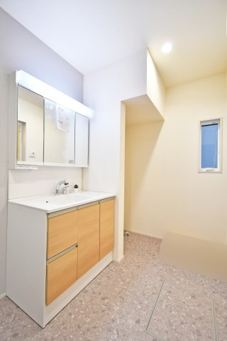 北足立郡伊奈町中央4丁目全2棟　2号棟の独立洗面台|清潔感溢れるワイドな洗面化粧台。三面鏡裏の収納に加え、脱衣所にはタオルや着替えの保管に便利な可動棚も完備しました。ゆとりある設計で朝の身支度もスムーズに整い、毎日の生活に心地よいゆとりをもたらします。