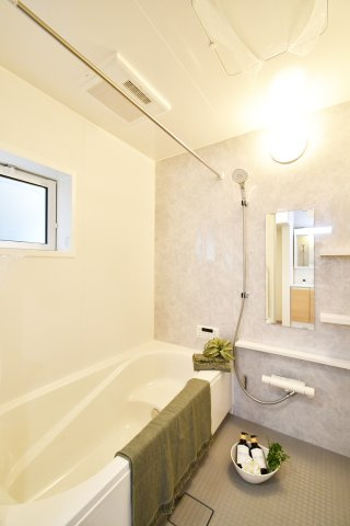 北足立郡伊奈町中央4丁目全2棟　2号棟の浴室|一日の疲れを癒す広々としたバスルーム。ゆったりとした浴槽に加え、雨の日の衣類乾燥や冬場の予熱に重宝する浴室暖房換気乾燥機を完備しました。一年中快適で、清潔感溢れるリラックス空間を叶えます。