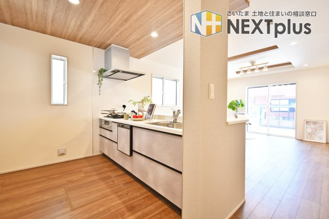 北足立郡伊奈町中央4丁目全2棟　2号棟のキッチン|会話が弾む対面式キッチンは、リビング全体を見渡せる開放的な設計です。便利な食洗機を標準装備し、家事時間を短縮。パントリーもあり、調理器具や食材を賢く収納できる機能美に優れた空間です。