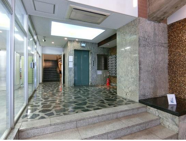 大阪市中央区南本町２丁目の事務所のエントランス