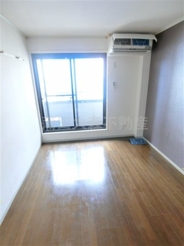 ドルフ武蔵新田　の居間・リビング|南向きの洋室6帖