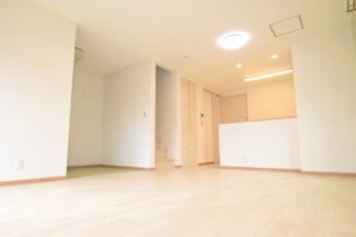 【居間・リビング】 | 岩槻区宮町貸戸建て | 窓から明るい光が入るリビング