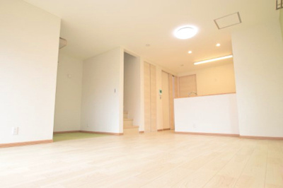 【居間・リビング】 | 岩槻区宮町貸戸建て | 窓から明るい光が入るリビング