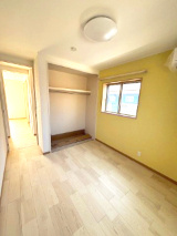 【洋室】 | 岩槻区宮町貸戸建て | 2階洋室です。収納も十分。アクセントクロスがおしゃれです。