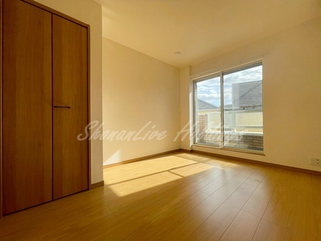 KIZAHASHIの居間・リビング|日当たり良好な洋室♪