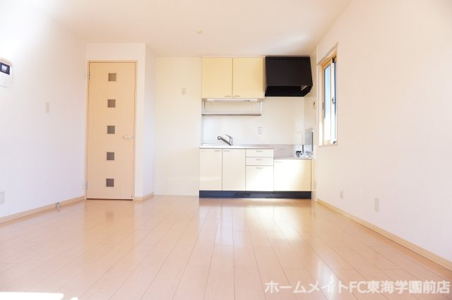 菊池郡菊陽町光の森３丁目のアパートの居間・リビング