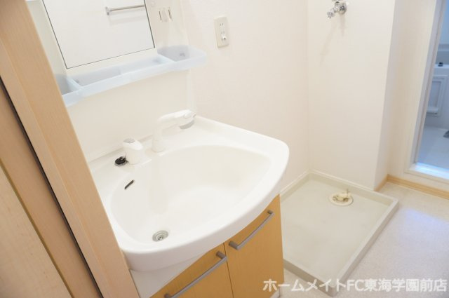 菊池郡菊陽町光の森３丁目のアパートの独立洗面台