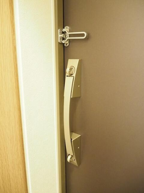 ルーブル板橋東新町弐番館のバルコニー|ボタン式クレセント錠 