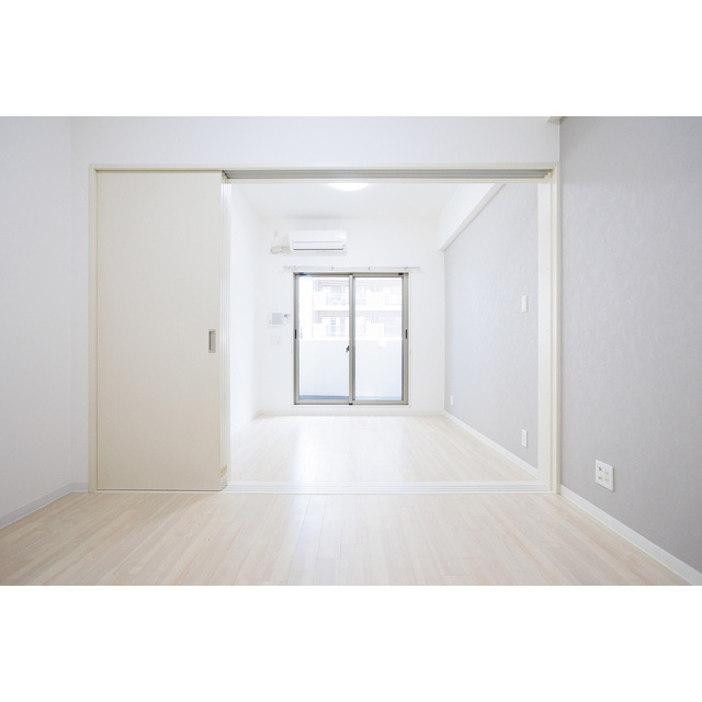 ルクレ新大阪レジデンスの居間・リビング