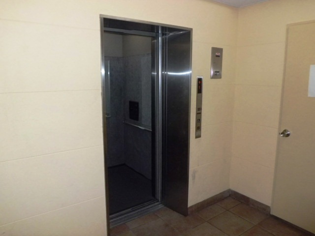 サンライズコートのエントランス|エレベーター