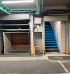日進ビルの内装|屋根付で雨の日も安心！
リフトで重量物の運搬が楽に行えます。