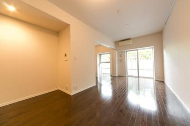 ＰＲＩＭＥ　ＵＲＢＡＮ　東中野　ＣＯＵＲＴの居間・リビング|※写真は同タイプ住戸です。