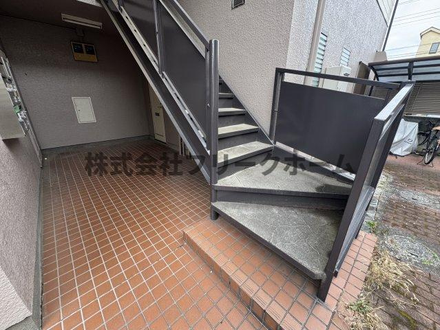 武蔵野市吉祥寺南町４丁目のアパートのエントランス