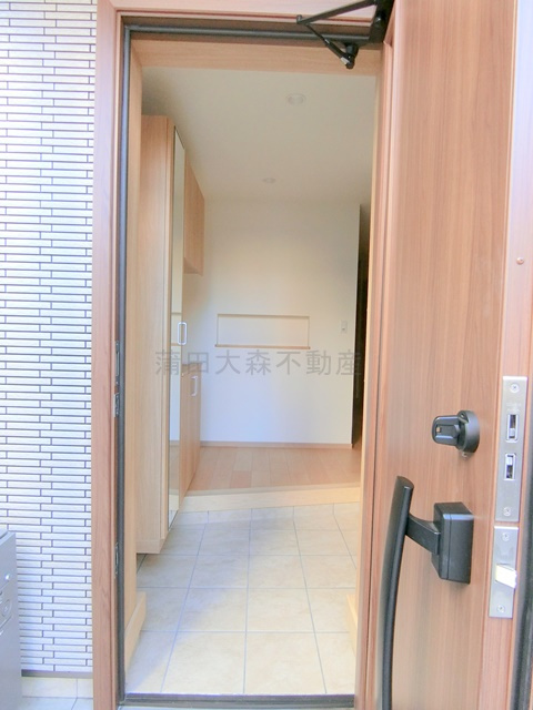 大森東3丁目貸家の玄関|姿見鏡がうれしい広々玄関