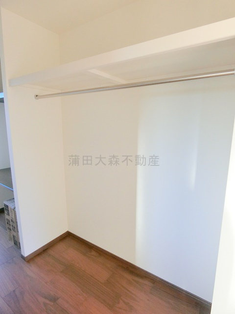 大森東3丁目貸家の収納|3階廊下　オープンクローゼット